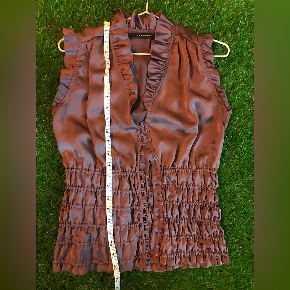 ZARA Classic yet Unique ! Stunning rushed waist that stands out!